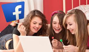 Teenage-using-facebook