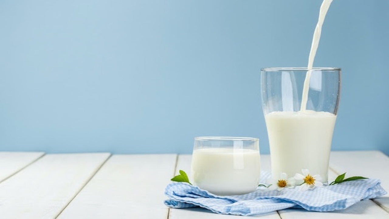 रात्री दूध पिण्याचे फायदे आणि नुकसान