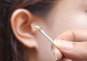 कानातला मळ (Ear Wax) काढण्याचे घरगुती उपाय